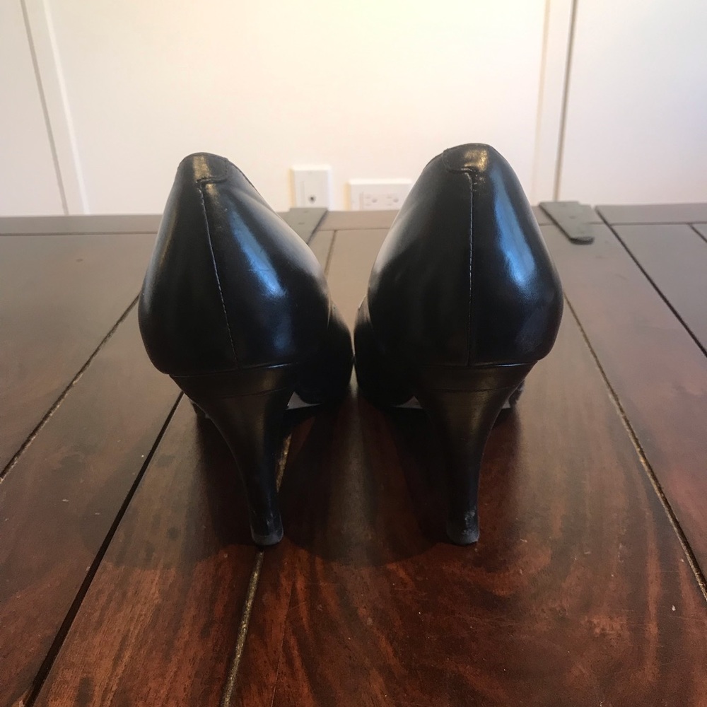 Cole Haan black leather heels size 7.5 - Picture 3 of 7
